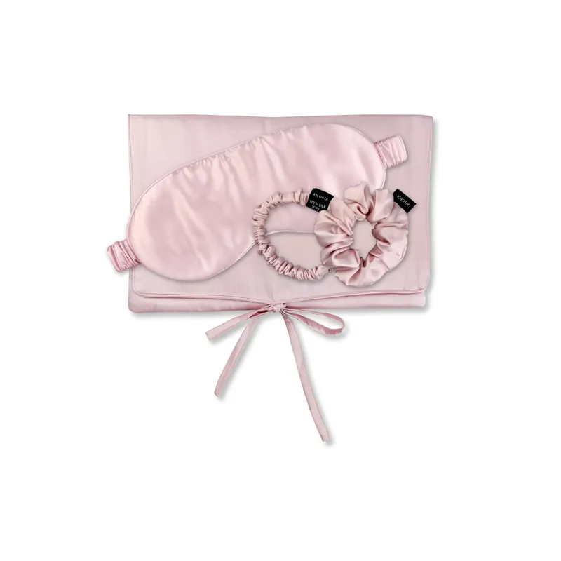 Ailoria Travel Set Seta, Borsa, Occhialini da notte, Scrunchies, Rosa