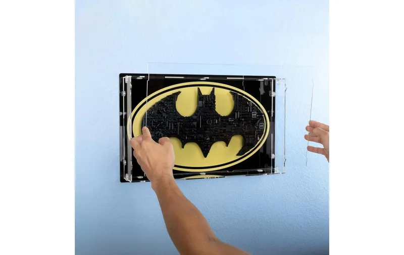 iDisplayit Acryl-Wand-Display für LEGO® 76330 Batman Logo