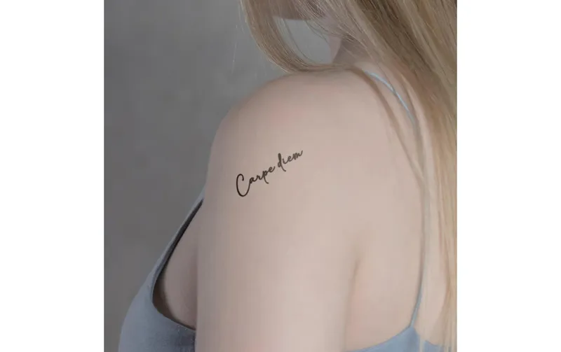 minink Tattoo Schrift Carpe diem Grösse: M (1.4 cm x 4.7 cm)